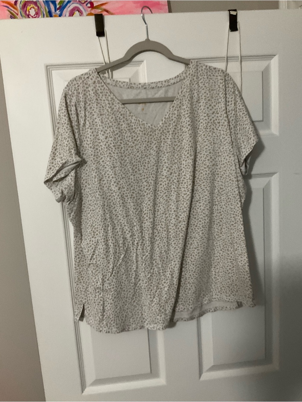 Elle Light Gray Short Sleeve V-Neck Top with Subtle Dot Print